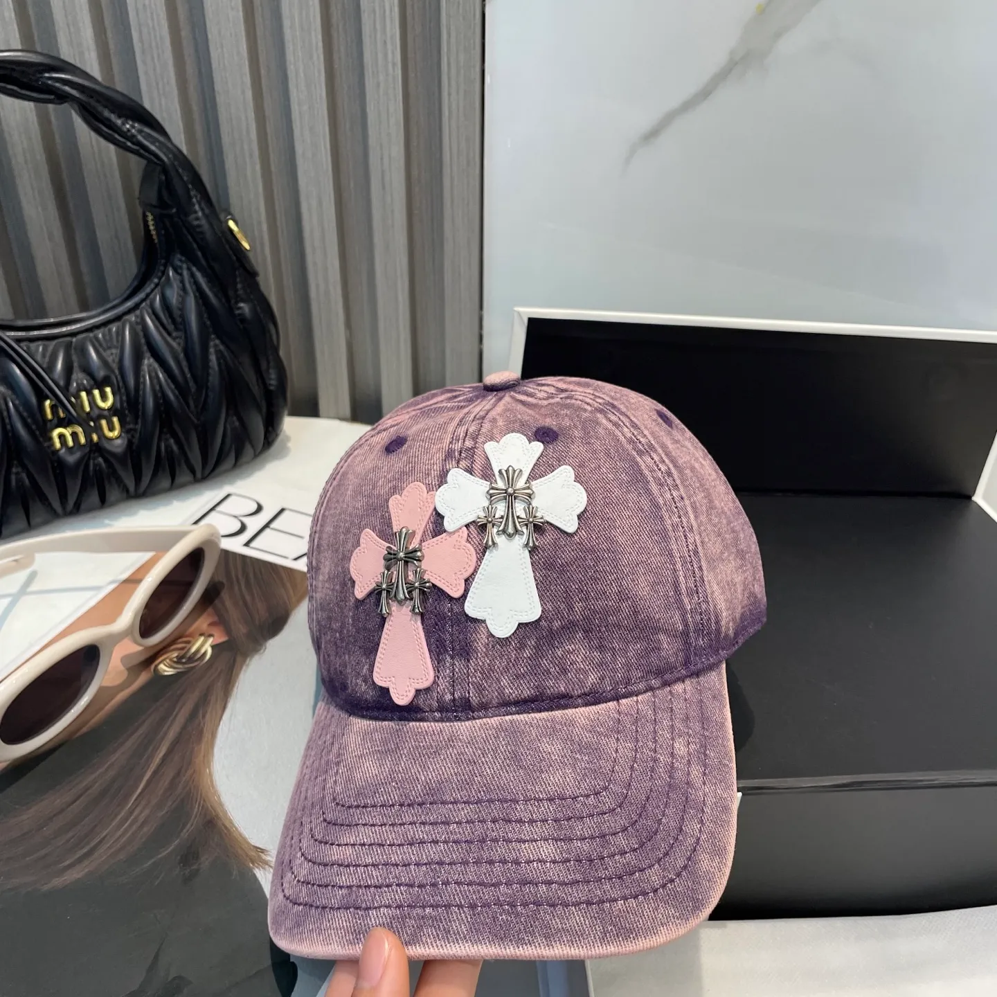 P76 Crow Heart 🆕🆕25 new baseball cap, stylish and classic cross logo, casual with a cool feeling, unisex style, same style for men and women! Very easy to match! Head circumference: 56-58cm is available